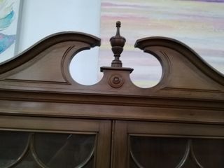 VITRINA DE MADERA OSCURA VINTAGE