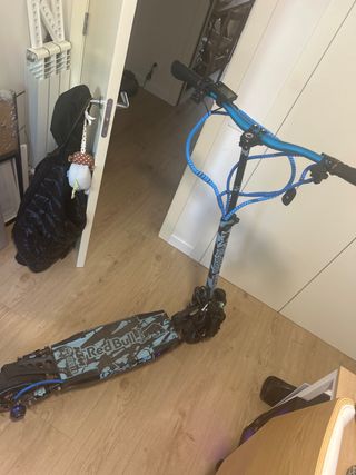 Patinete eléctrico Red Bull