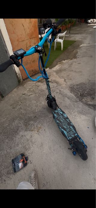 Patinete eléctrico Red Bull