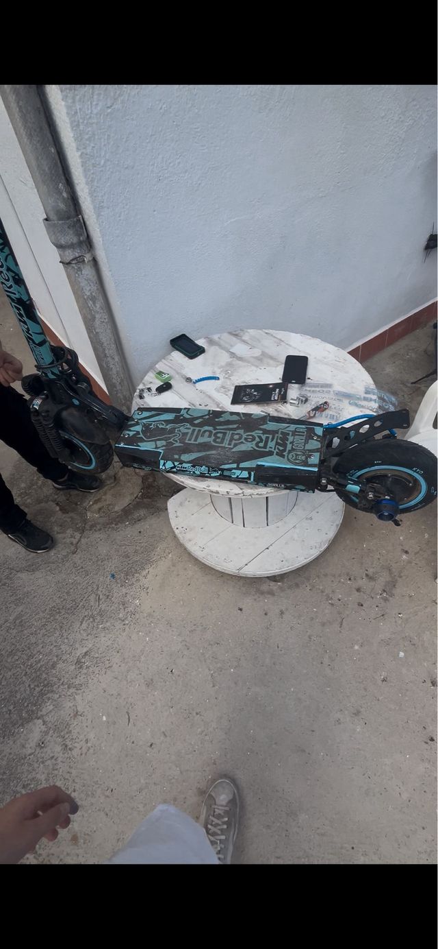 Patinete eléctrico Red Bull