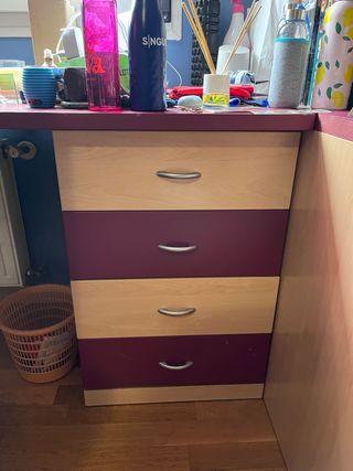 Escritorio con cajoneras de madera y morado