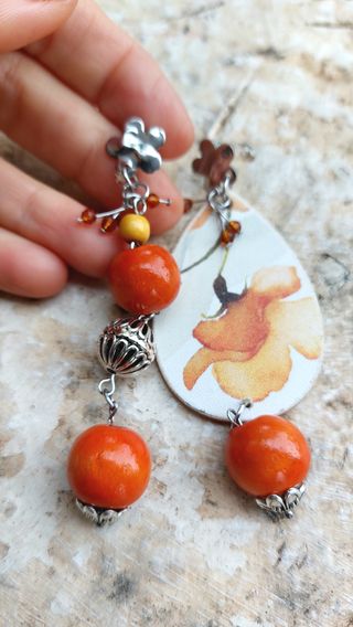 Pendientes asimétricos florales y plateados