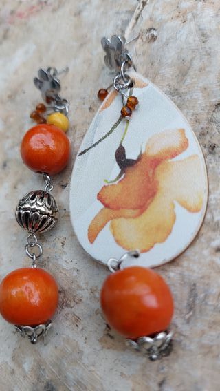 Pendientes asimétricos florales y plateados