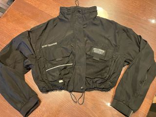 Cazadora corta bomber juvenil de Bershka. Talla M