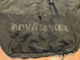 Cazadora corta bomber juvenil de Bershka. Talla M