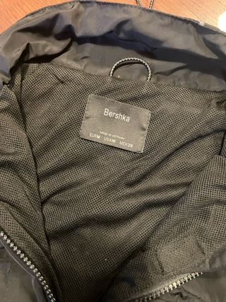 Cazadora corta bomber juvenil de Bershka. Talla M
