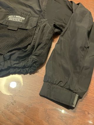 Cazadora corta bomber juvenil de Bershka. Talla M