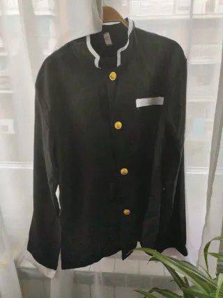 Traje Negro con Detalles Dorados