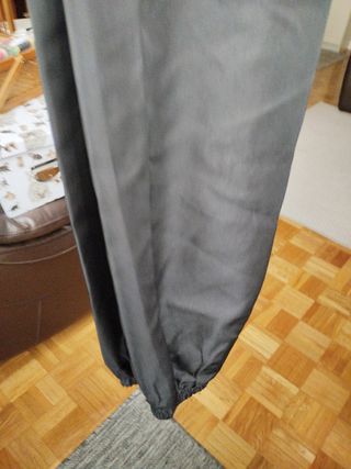 Traje Negro con Detalles Dorados