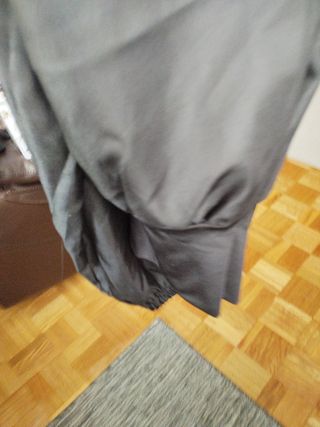 Traje Negro con Detalles Dorados