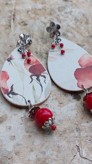 Pendientes florales en rojos y blancos