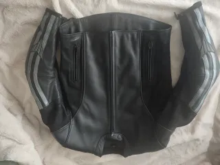 Chaqueta de cuero para moto YAMAHA MT Impecable.