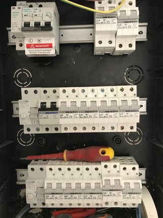 Se realizan arreglos de electricidad