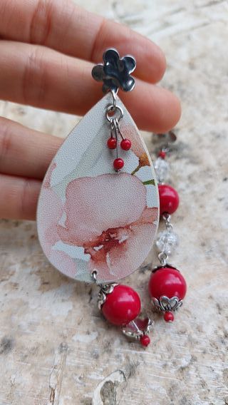 Pendientes asimétricos florales y perlas rojas