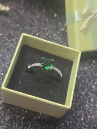 Anillo elegante con piedra verde  Esmeralda