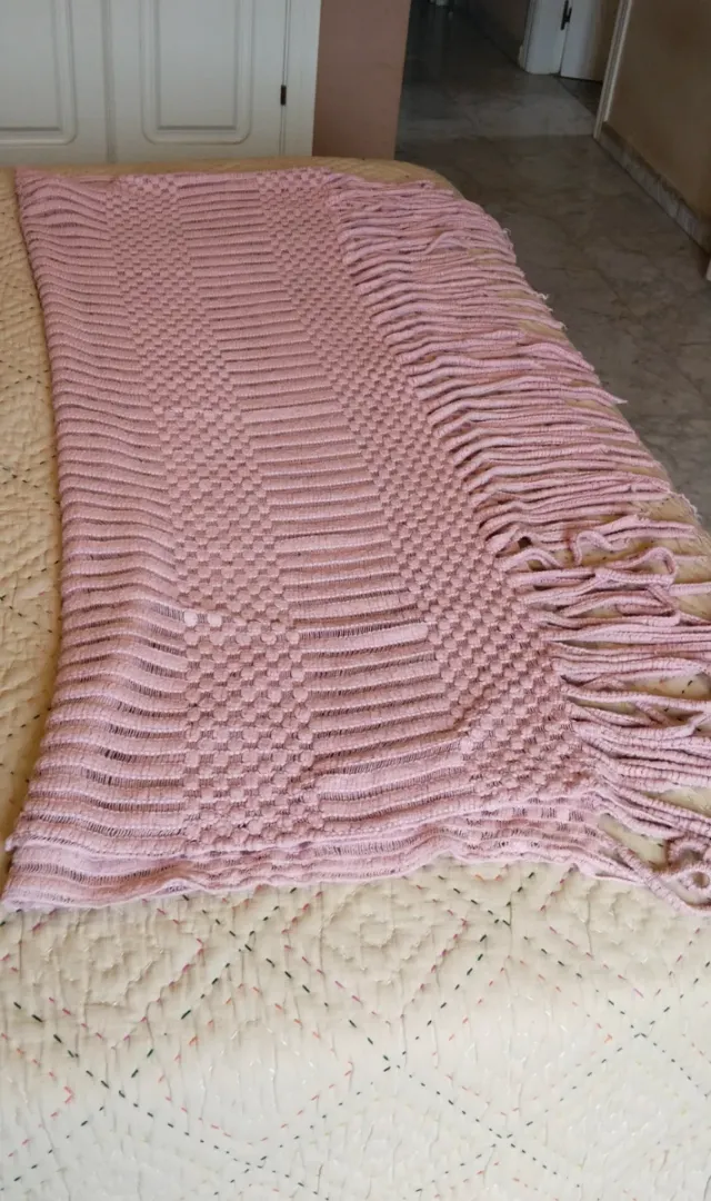 Manta multiusos rosa com franjas