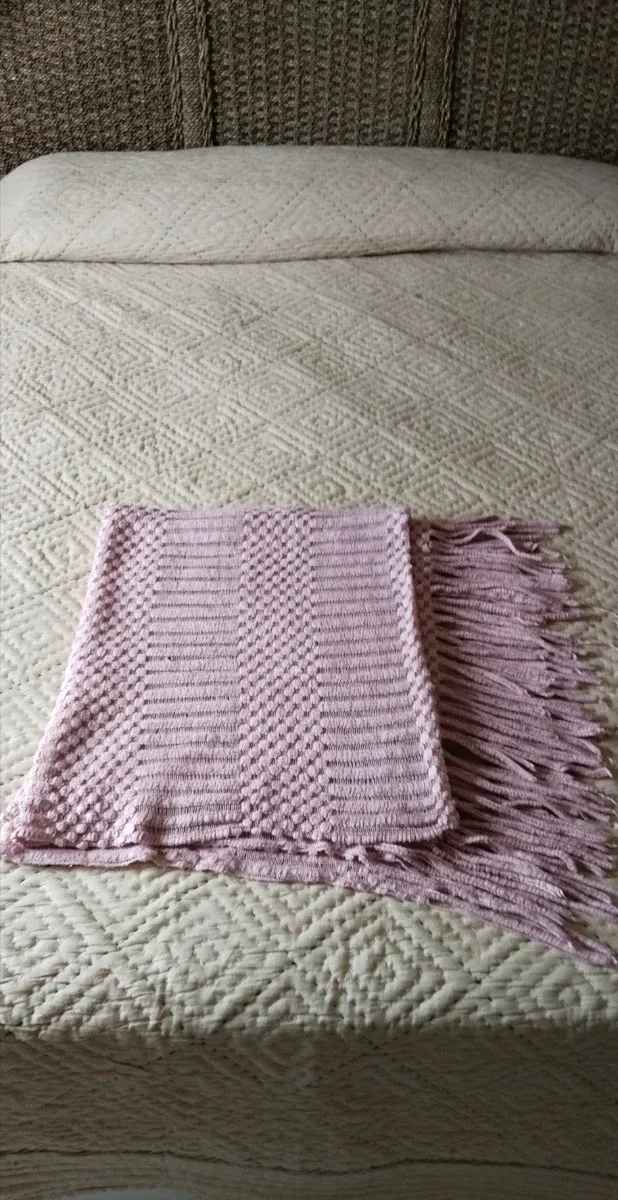 Manta multiusos rosa com franjas