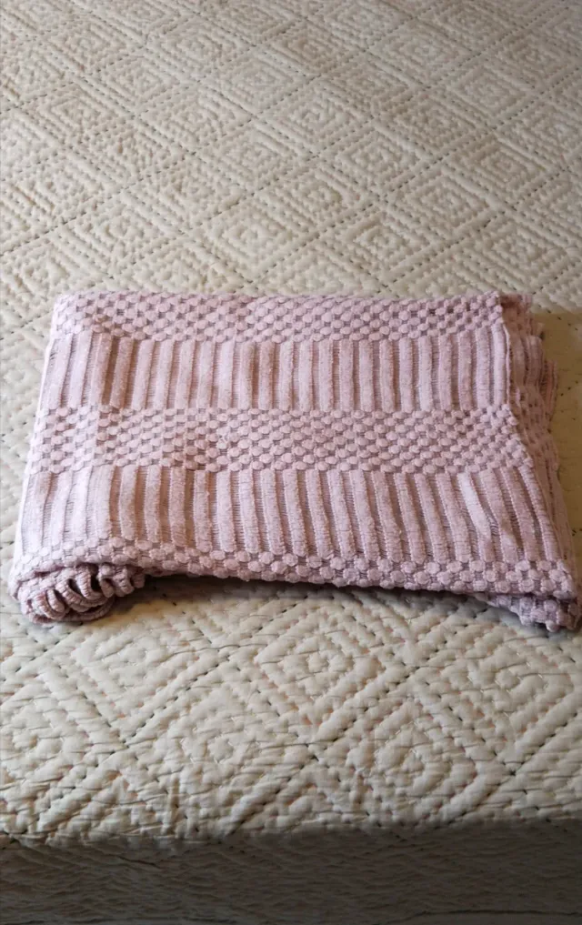 Manta multiusos rosa com franjas