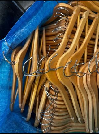 Lote 260 Perchas Madera Adulto 125€