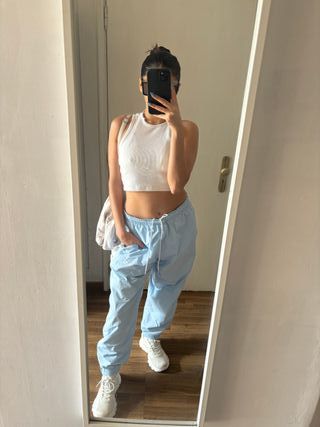 Pantalones deportivos azules y blancos