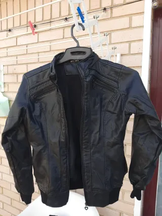 Cazadora negra efecto piel