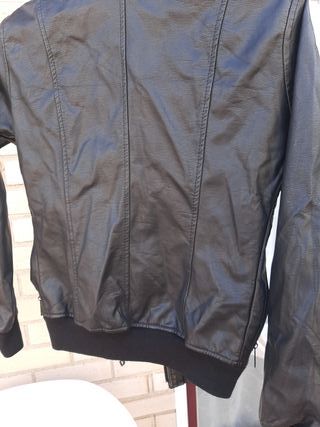 Cazadora negra efecto piel