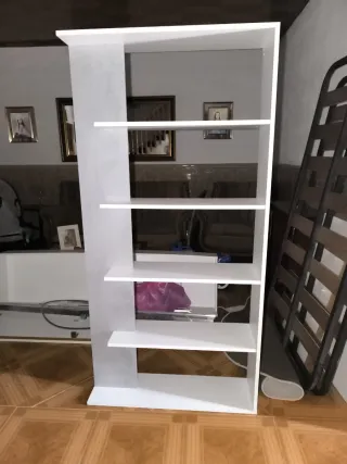 Estantería blanca y gris