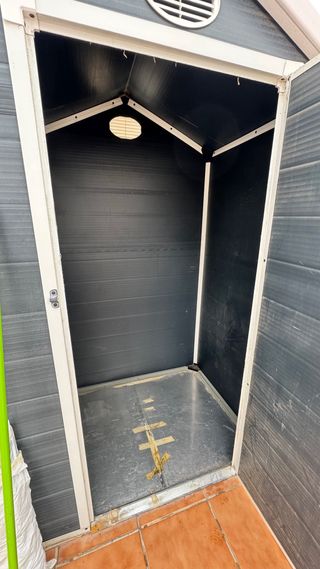 Caseta de resina Mara con suelo a medida aluminio