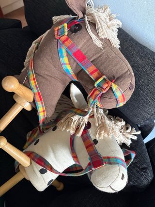 pareja Caballitos de madera con arnés