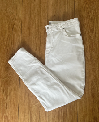 Pantalón vaquero pitillo blanco mujer