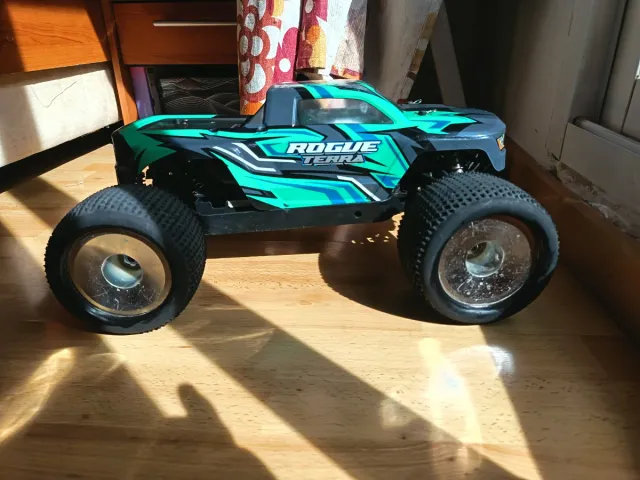 Auto RC con telecomando La do con una batteria e la sua auto