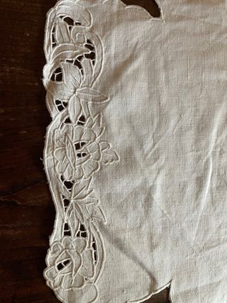 Centrotavola ricamo intaglio porta pane