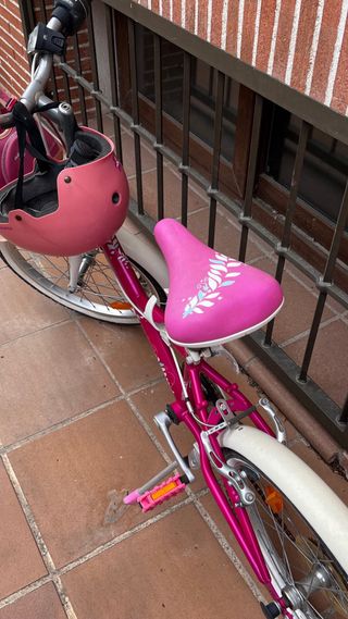 Bicicleta infantil rosa y blanca