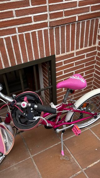 Bicicleta infantil rosa y blanca