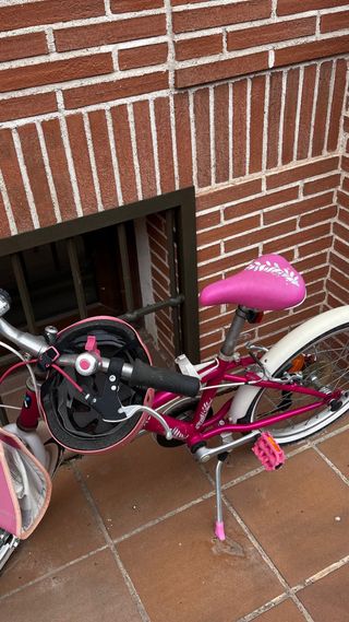 Bicicleta infantil rosa y blanca