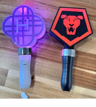 Huntrix y Saya Boys varitas fan