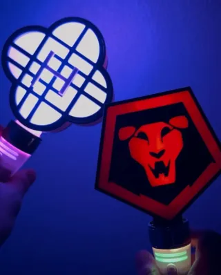 Huntrix y Saya Boys varitas fan