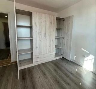 Armario de madera con puertas y cajones