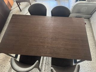 Mesa grande y 4 sillas