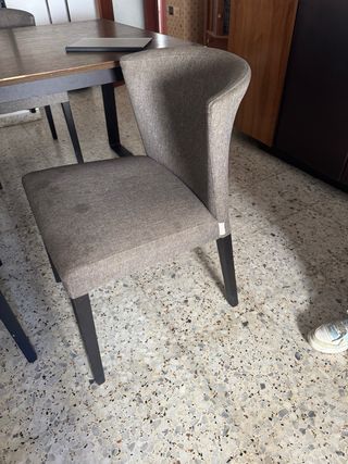 Mesa grande y 4 sillas