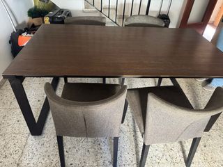 Mesa grande y 4 sillas