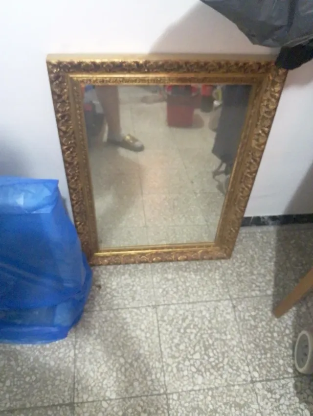 Espejo grande dorado con marco decorado