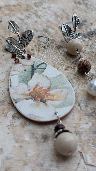 Pendientes florales con cuentas