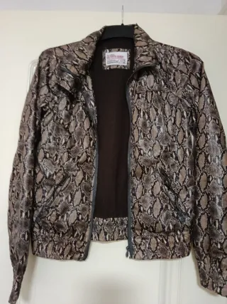 Cazadora efecto piel serpiente Bershka Talla M