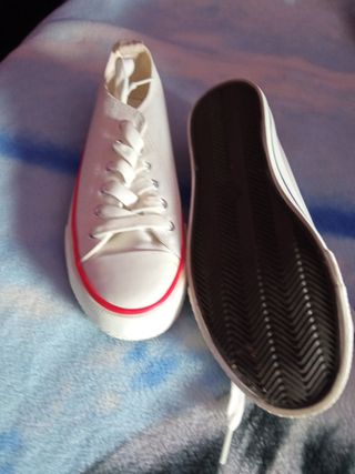 Zapatillas blancas con detalles rojos