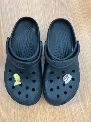 Crocs negros talla 39 con Jibbitz