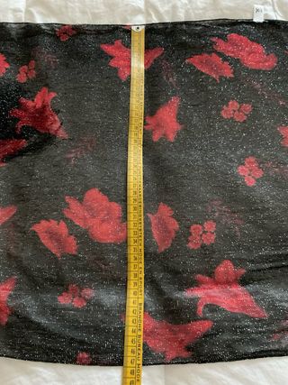 Sciarpa YUTU nera con fiori rossi laminati