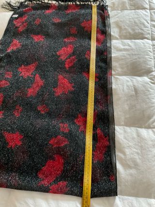 Sciarpa YUTU nera con fiori rossi laminati