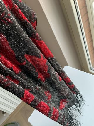 Sciarpa YUTU nera con fiori rossi laminati