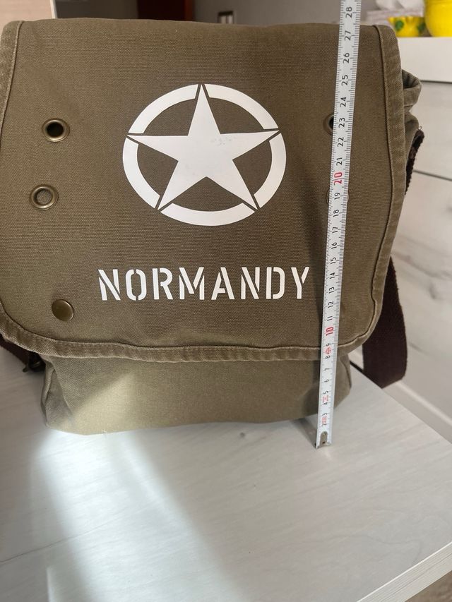 Bolso bandolera estilo militar